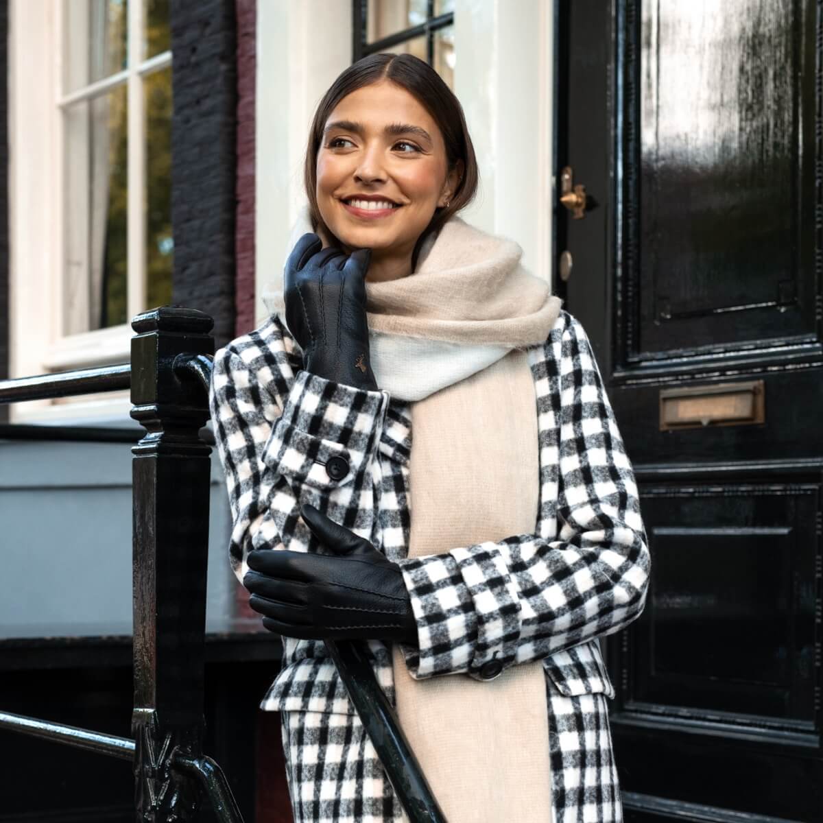 Julia (noir) - Gants en peau de chèvre avec luxueuse doublure en fausse fourrure & fonction écran tactile - Schwartz & von Halen FR - Gants en Cuir - 7