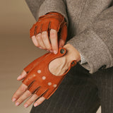Robyn (cognac) – luxueux gants de conduite sans doigts en cuir de cerf américain
