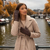 Julia (marron) - Gants en peau de chèvre avec luxueuse doublure en fausse fourrure & fonction écran tactile