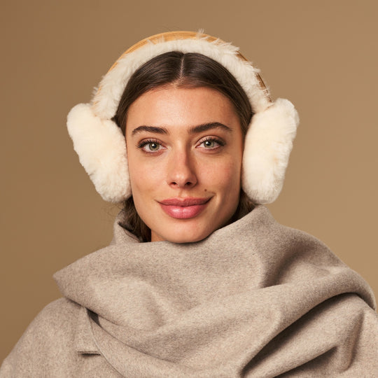 Nathaly (camel) – Cache-oreilles chauds et élégants en peau de mouton et daim 100% naturels