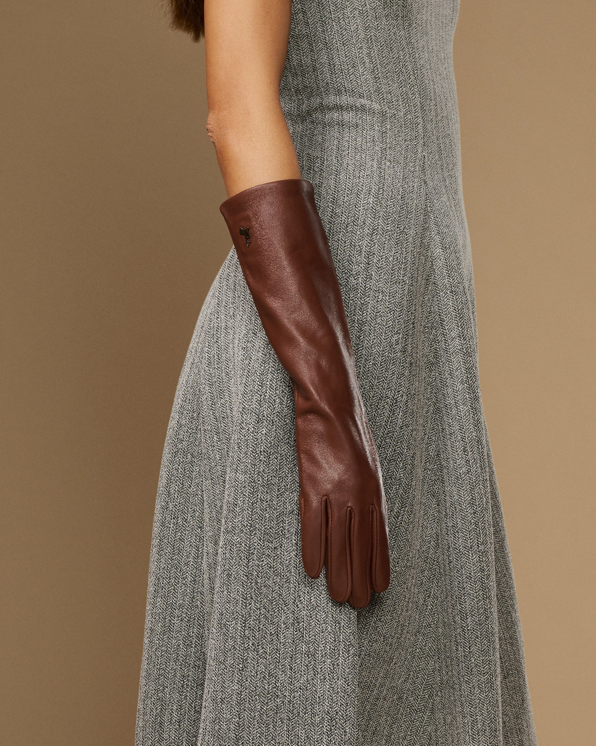 Women's brown below-elbow leather gloves, fitted cuffs with touchscreen detail