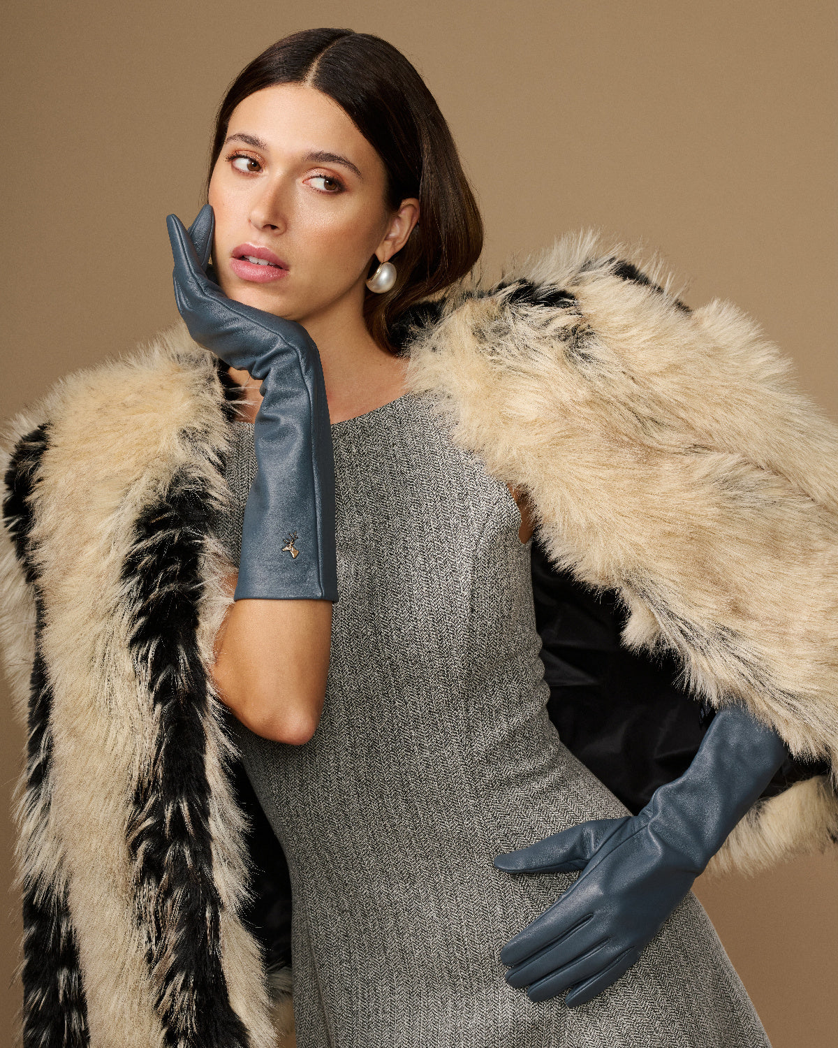 Women’s grey below-elbow leather gloves with slim seams and long cuff