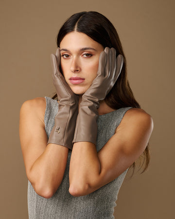 Rosemary Mid-forearm (taupe) - Damenhandschuhe aus Lammleder mit Seidenfutter & Touchscreen-Funktion