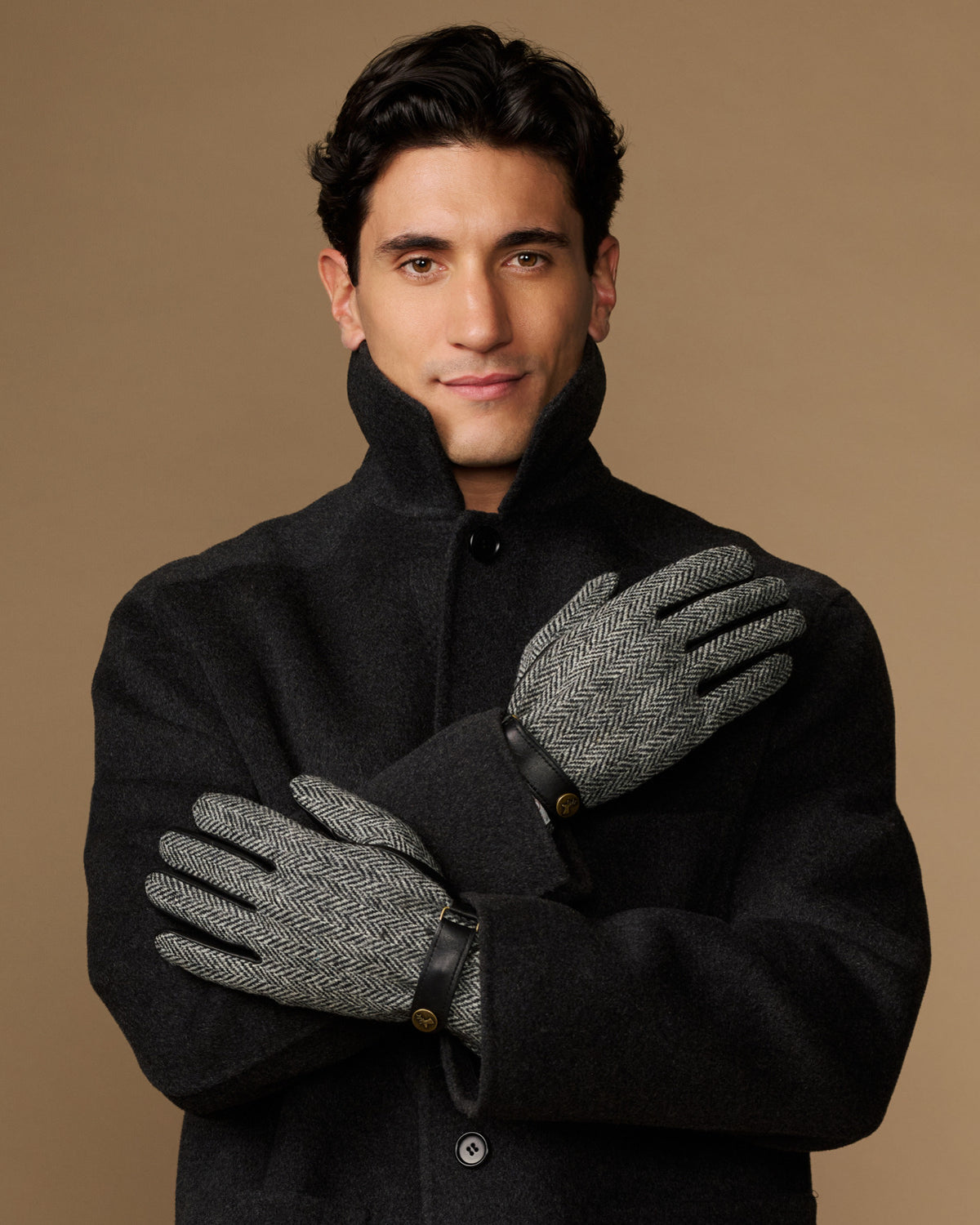 Men's classic gloves in dark felt with gray herringbone panels and black leather wrist.