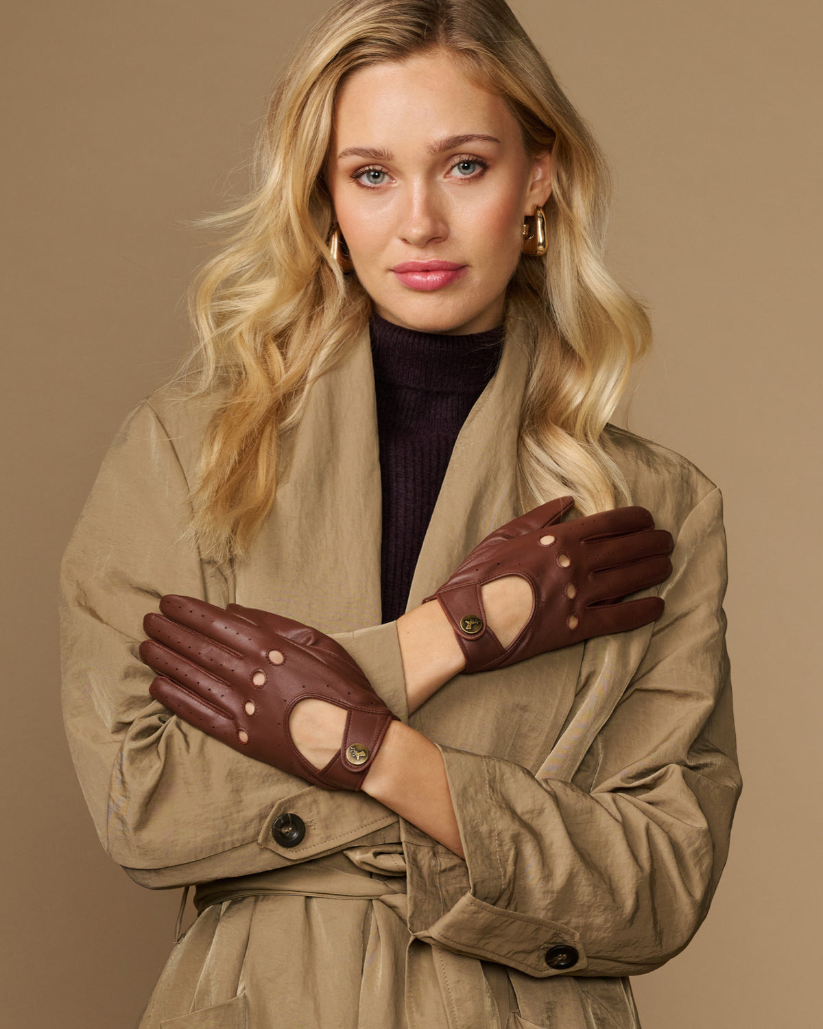 Brown leather driving gloves with elastic wrist and perforated knuckle details