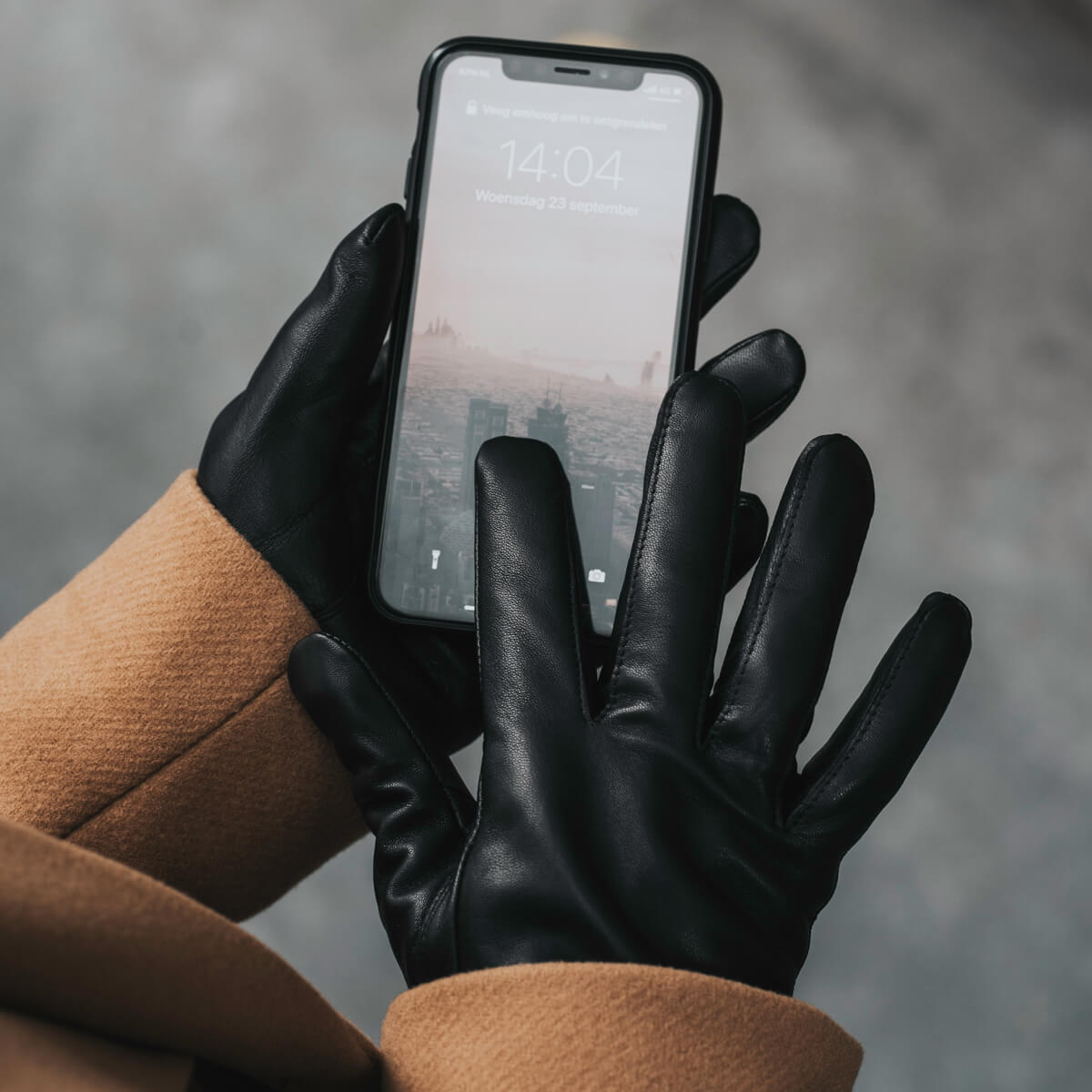 Ivy (black) – sheepskin leather gloves with wool/cashmere lining & touchscreen feature - Schwartz & von Halen - US - 6